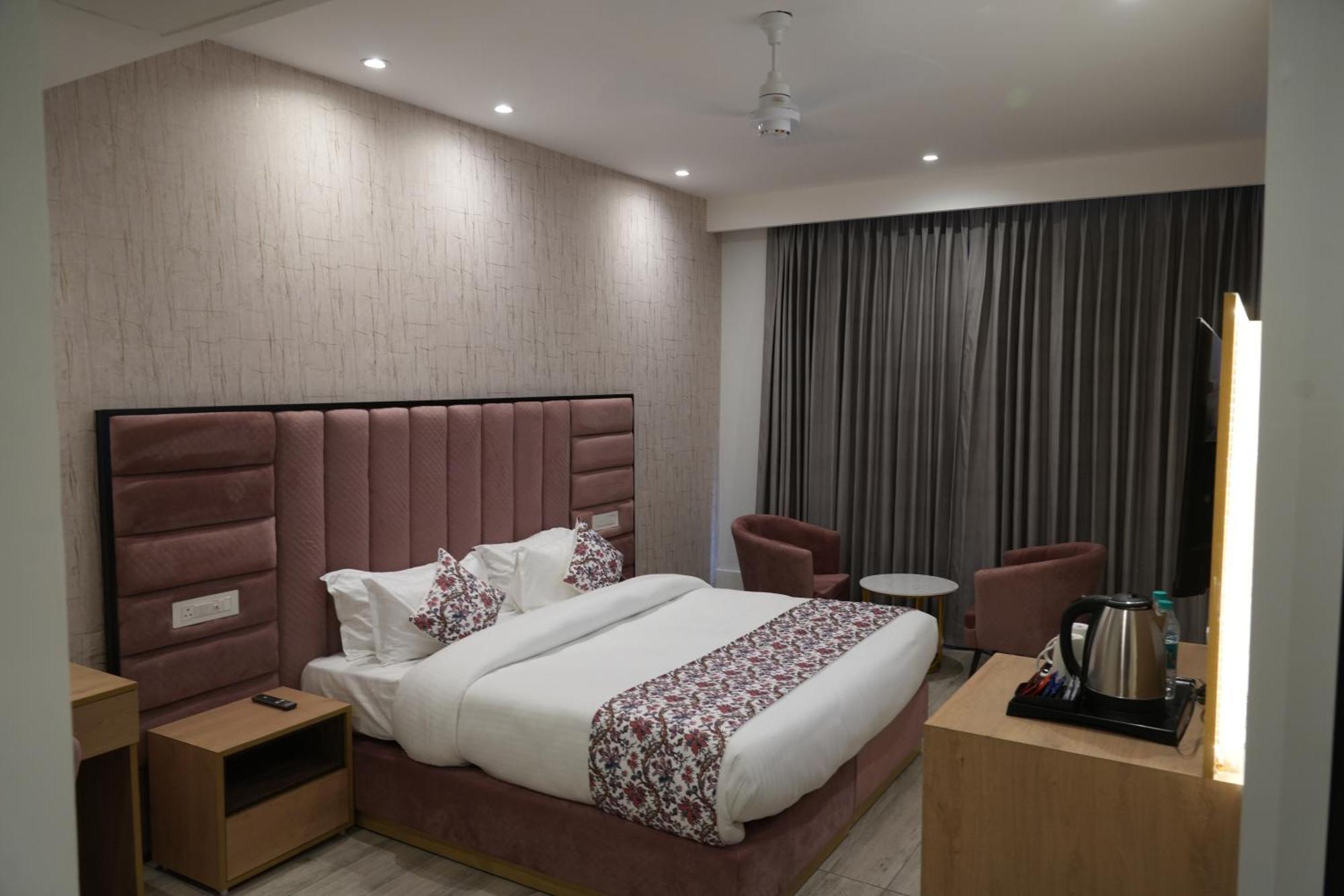 Mohali Acr Luxury Hotel מראה חיצוני תמונה