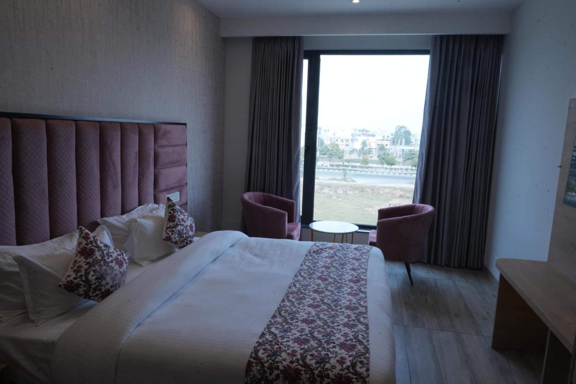 Mohali Acr Luxury Hotel מראה חיצוני תמונה